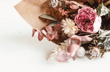 Load image into Gallery viewer, Bouquet de fleurs séchées en papier kraft, pivoines roses et fleurs blanches.