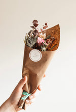 Load image into Gallery viewer, Bouquet de fleurs séchées en papier kraft, fleurs roses, bordeaux et blanches.