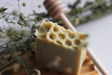 Charger l'image dans la galerie, Savon exfoliant au miel, aux épices chaï et à l'eucalyptus citronné