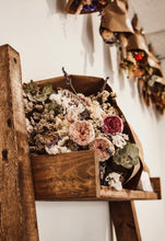 Load image into Gallery viewer, Composition de fleurs séchées dans un coffret en bois, tons beige, rose et rouge.