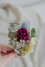 Load image into Gallery viewer, Mini bouquet de fleurs séchées, rose bordeaux, bleu ciel et feuillage vert.