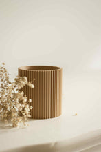 Load image into Gallery viewer, Cache pot ondulé beige
