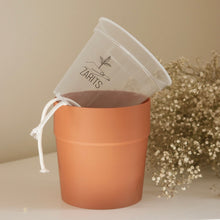 Charger l'image dans la galerie, Cache-pot cylindrique en terre cuite avec sachet en tissu blanc
