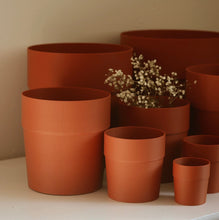 Charger l'image dans la galerie, Cache-pot en terre cuite, plusieurs pots cylindriques assortis
