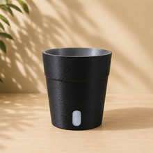 Load image into Gallery viewer, Pot semi-hydroponique noir rond, base plate, trou pour mèche sur le devant.
