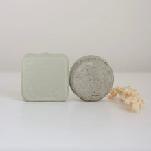 Load image into Gallery viewer, Barres solides duo shampooing et revitalisant : carrée claire et ronde sombre
