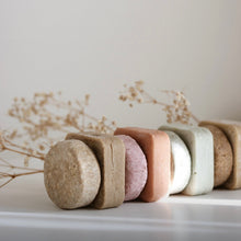 Load image into Gallery viewer, Barres solides duo shampooing et revitalisant, mélange beige, brun, rose, blanc
