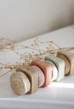 Charger l'image dans la galerie, Barres solides duo shampooing et revitalisant, beige, marron, rose, blanc
