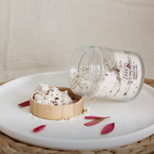 Load image into Gallery viewer, Lait de bain en flacon avec poudre et pétales de rose sur assiette
