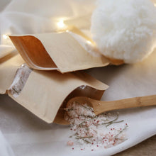 Charger l'image dans la galerie, Sel de bain conifères en sachet kraft ouvert, cristaux blancs et petites fleurs séchées
