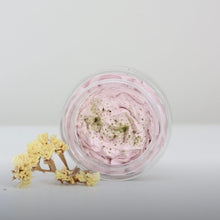Charger l'image dans la galerie, Beurre fouetté en pot de verre ouvert, crème rosée striée avec petits grains verts
