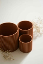 Load image into Gallery viewer, Cache pot ondulé terra cotta
