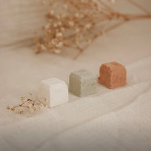 Charger l'image dans la galerie, Trio de masques à l’argile: trois cubes d’argile blancs, beige et cuivré
