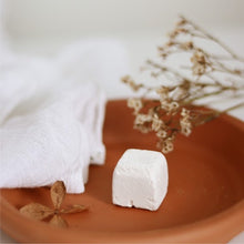 Load image into Gallery viewer, Masque solide pour peau sensible, pain blanc sur un bol

