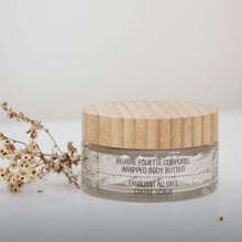 Charger l'image dans la galerie, Beurre fouetté exfoliant au café en pot transparent avec couvercle en bois, étiquette lisible
