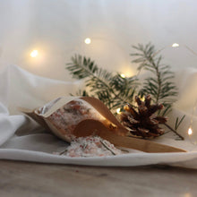 Charger l'image dans la galerie, Sel de bain conifères dans un sachet kraft, cristaux blancs et branches de sapin
