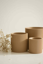 Load image into Gallery viewer, Cache pot ondulé beige
