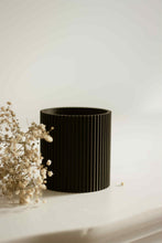 Load image into Gallery viewer, Cache pot ondulé noir
