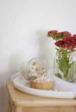 Charger l&#39;image dans la galerie, Sel de bain à l’hibiscus, à l&#39;orange douce et au bergamote - MOMENT PRÉSENT
