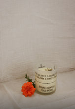 Charger l'image dans la galerie, Bougie en pot blanc à l’étiquette « Sapin &amp; orange douce », fleurs orange
