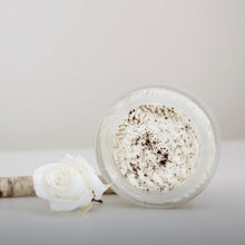 Charger l'image dans la galerie, Pot de beurre fouetté, crème blanche et rose blanche à côté du pot
