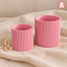 Charger l'image dans la galerie, Cache-pot ondulé ‘La Solidaire’ – Édition Octobre rose 💗
