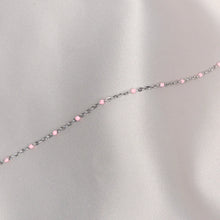 Charger l'image dans la galerie, Collier fin en chaîne avec perles roses et fermoir discret
