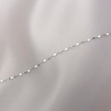 Charger l'image dans la galerie, Collier fin en chaîne avec perles claires et fermoir discret
