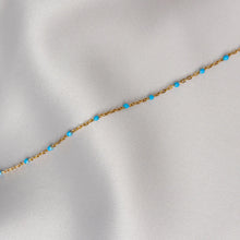 Load image into Gallery viewer, Bracelet doré à perles turquoise sur chaîne fine
