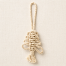 Charger l'image dans la galerie, Ornement de Noël macramé beige, nœud torsadé avec pampille et attache
