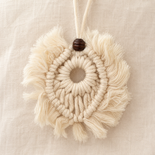 Charger l'image dans la galerie, Ornement de Noël macramé beige en forme d’ange, anneau central et franges
