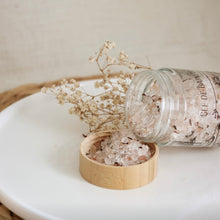 Load image into Gallery viewer, Pot de sel de bain en verre, couvercle ouvert, cristaux rosés dans un petit récipient
