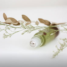 Load image into Gallery viewer, Roll-on à bille vert, vue du bouchon et de la bille métallique
