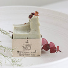 Load image into Gallery viewer, Barres de savon ZARITS menthe poivrée &amp; argile verte/rose, sur assiette blanche
