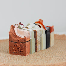 Load image into Gallery viewer, Ensemble de savons découverte, plusieurs pains colorés (rouge, blanc, vert, orange)
