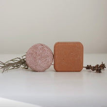 Load image into Gallery viewer, Barres solides duo shampooing et revitalisant : disque rose et savon rectangulaire brun
