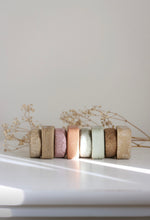 Charger l'image dans la galerie, Barres solides duo shampooing et revitalisant, teintes beige, rose et blanc
