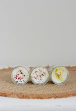 Charger l'image dans la galerie, Trio de chandelles en pots ronds, cire blanche parsemée de fleurs rouges et poudre jaune
