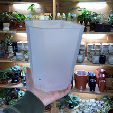 Load image into Gallery viewer, Pot transparent carré en plastique, vue de face, grand format
