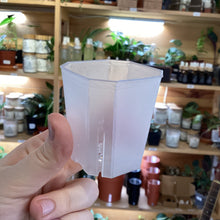 Load image into Gallery viewer, Pot transparent carré en plastique, vue en main, bord supérieur évasé
