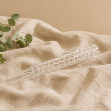 Load image into Gallery viewer, Tuteur transparent pour mousse de sphaigne, tige pointue, relief en nid d’abeille.
