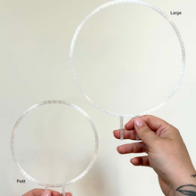 Load image into Gallery viewer, Tuteurs ronds transparents petit et grand, cercles tenus par des mains
