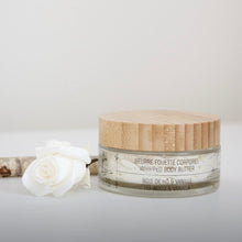 Charger l'image dans la galerie, Pot de beurre fouetté à couvercle en bois, crème blanche, près d’une rose
