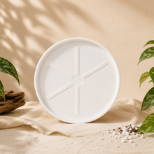 Load image into Gallery viewer, Soucoupe Zarits, disque circulaire blanc avec empreinte en croix, surface texturée
