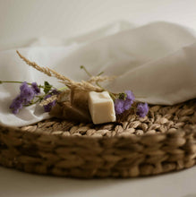 Charger l'image dans la galerie, Barre de massage en savon clair, ficelle enroulée et fleurs violettes
