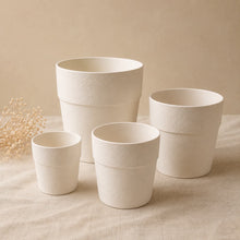 Load image into Gallery viewer, Ensemble de cache-pots blancs en céramique, formes cylindriques, finition texturée.

