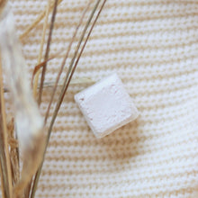 Load image into Gallery viewer, Masque solide, pain blanc sur tissu beige et brins de plantes
