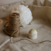 Load image into Gallery viewer, Boule de bain effervescente blanche à points verts, avec une petite pastille blanche
