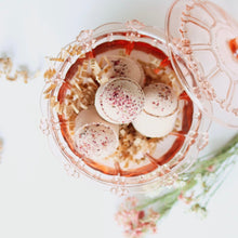 Load image into Gallery viewer, Boule de bain effervescente rose avec pétales et mousse dans l’eau
