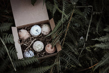 Charger l'image dans la galerie, Coffret ZARITS ouvert avec boules de bain effervescentes et petite horloge
